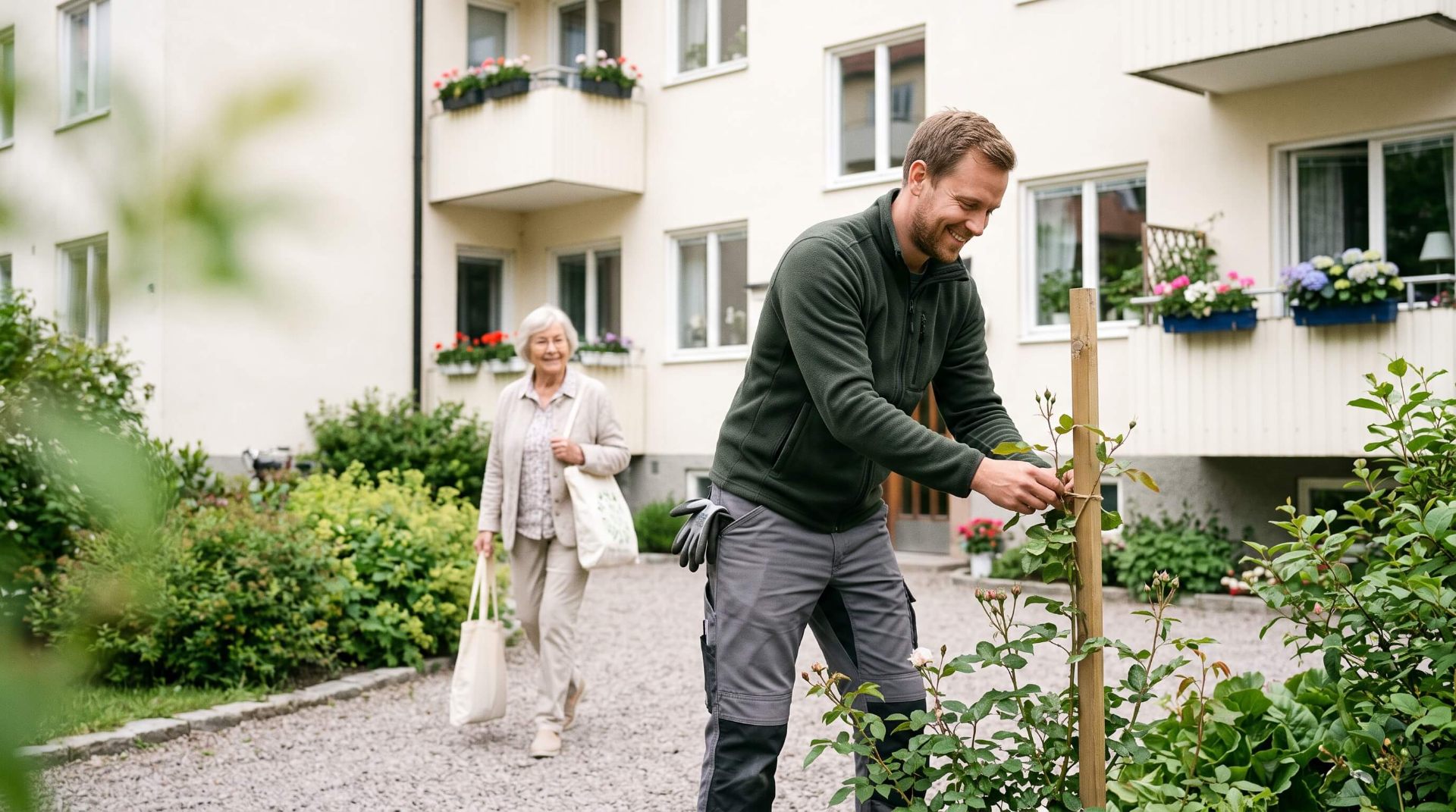 Fastighetsförvaltare sköter grönytor utanför flerbostadshus